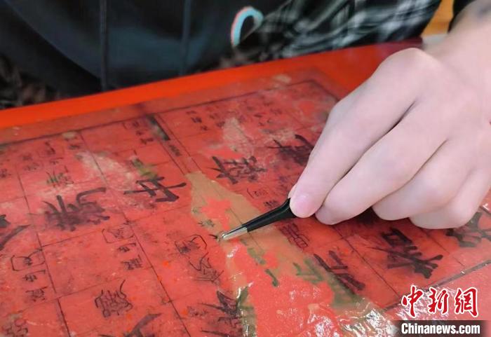 图为古籍修复课堂。(资料图) 兰州职业技术学院供图 图为古籍修复课堂。(资料图) 兰州职业技术学院供图