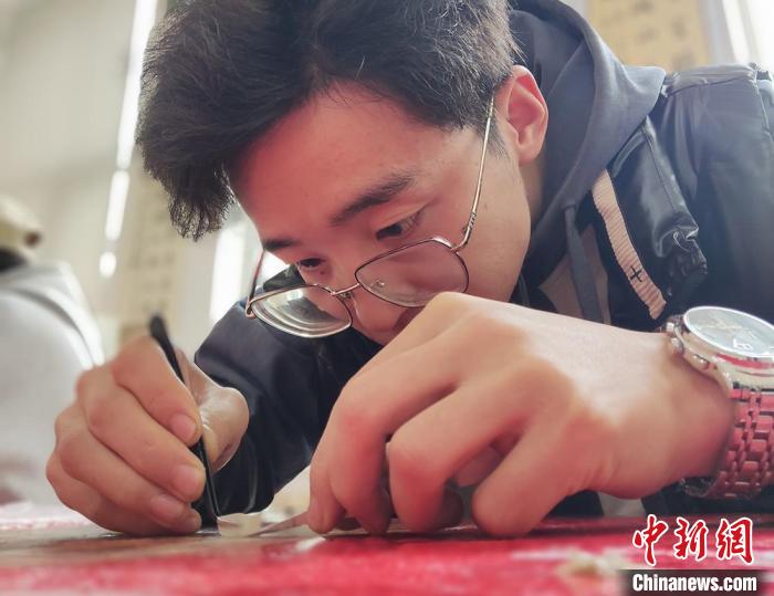 图为马亚东学习古籍修复。(资料图) 兰州职业技术学院供图 图为马亚东学习古籍修复。(资料图) 兰州职业技术学院供图