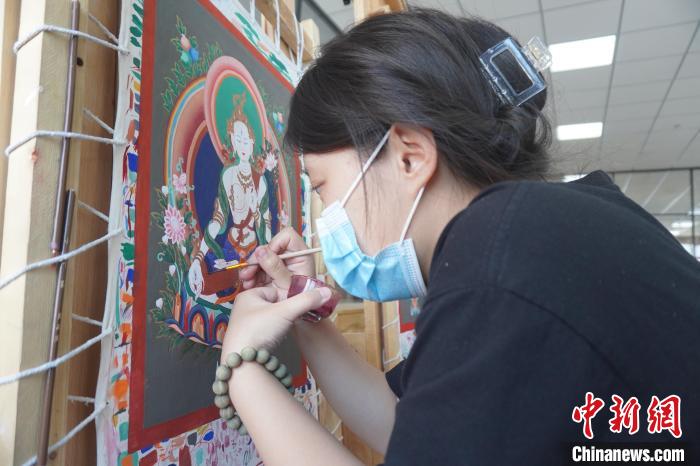 学生绘画唐卡。 九美旦增 摄 学生绘画唐卡。 九美旦增 摄