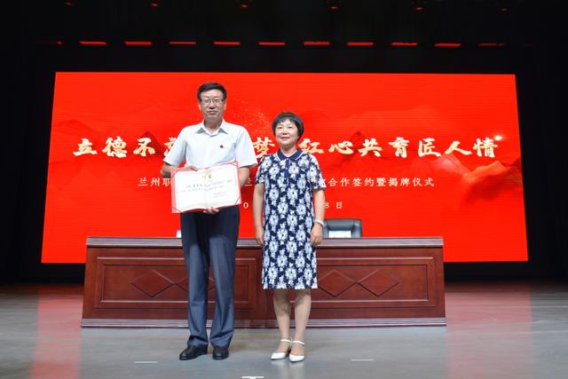 庆八一特刊：在兰州职业技术学院党委书记寇桂杰的文章