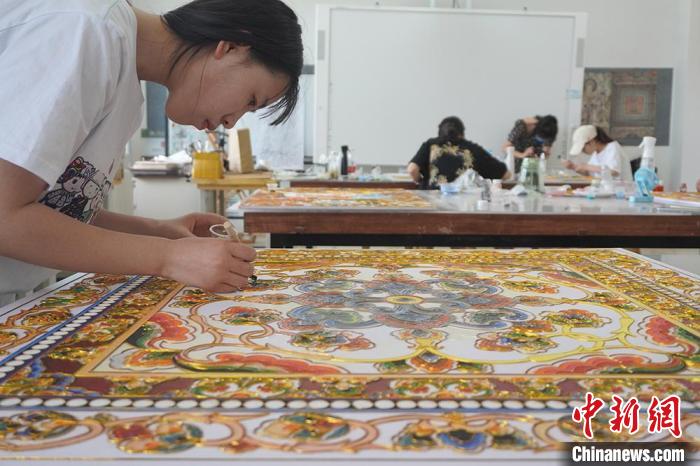 图为兰州职业技术学院非遗学院学生制作珐琅掐丝画。 九美旦增 摄 图为兰州职业技术学院非遗学院学生制作珐琅掐丝画。 九美旦增 摄